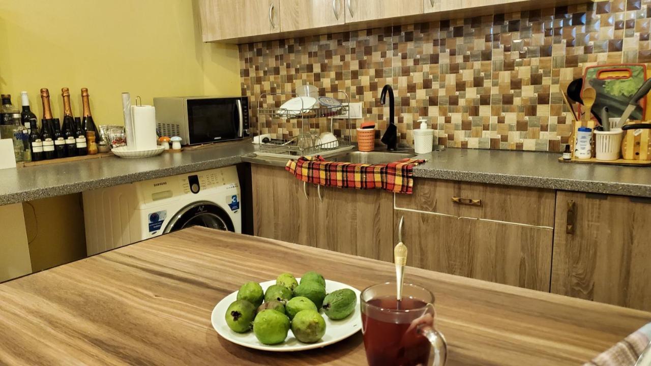 Sunny Hostel Tbilisi Buitenkant foto